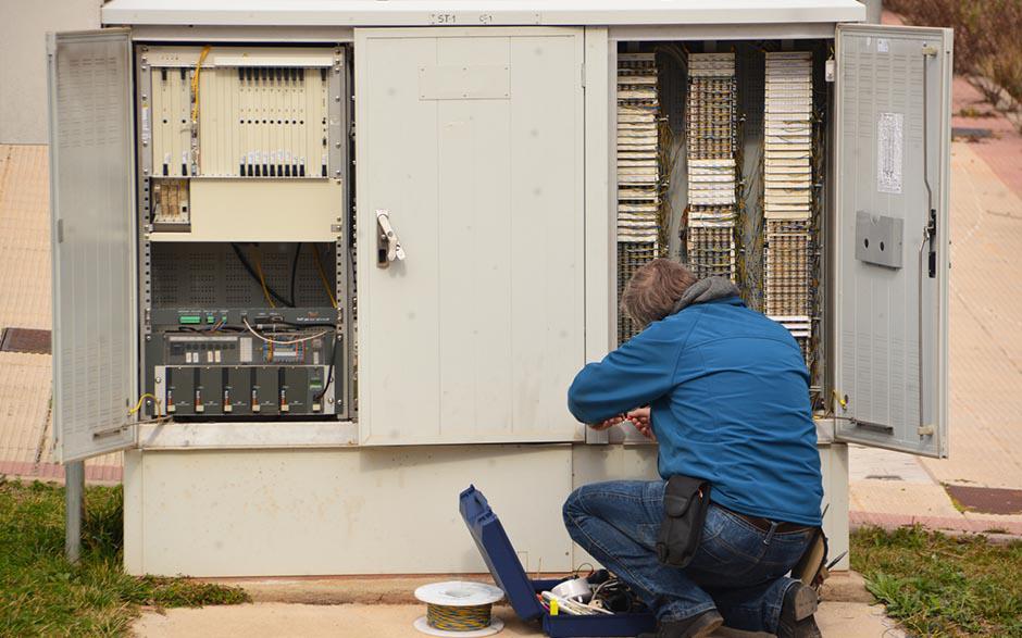 électricien dans le bâtiment La Ville-du-Bois
