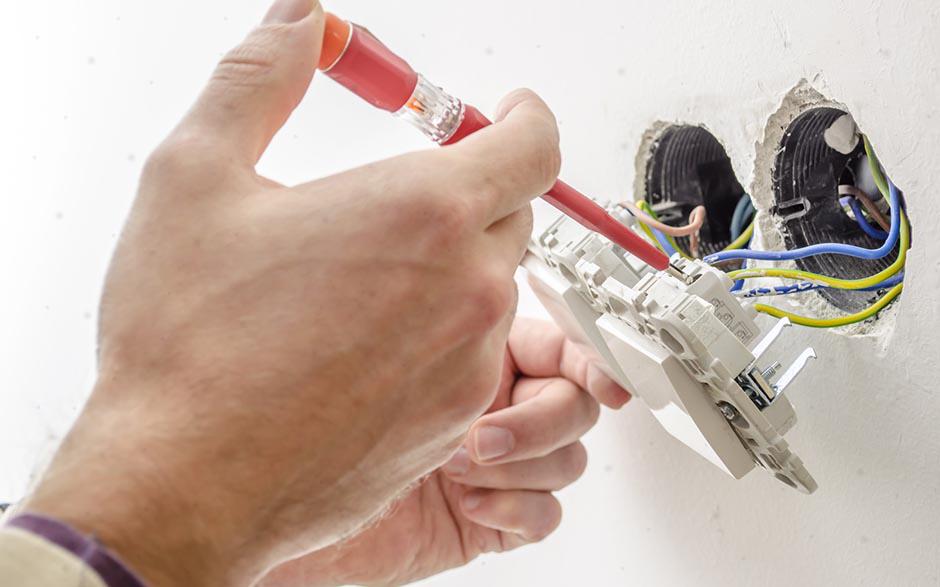 électricien dans le bâtiment La Ville-du-Bois
